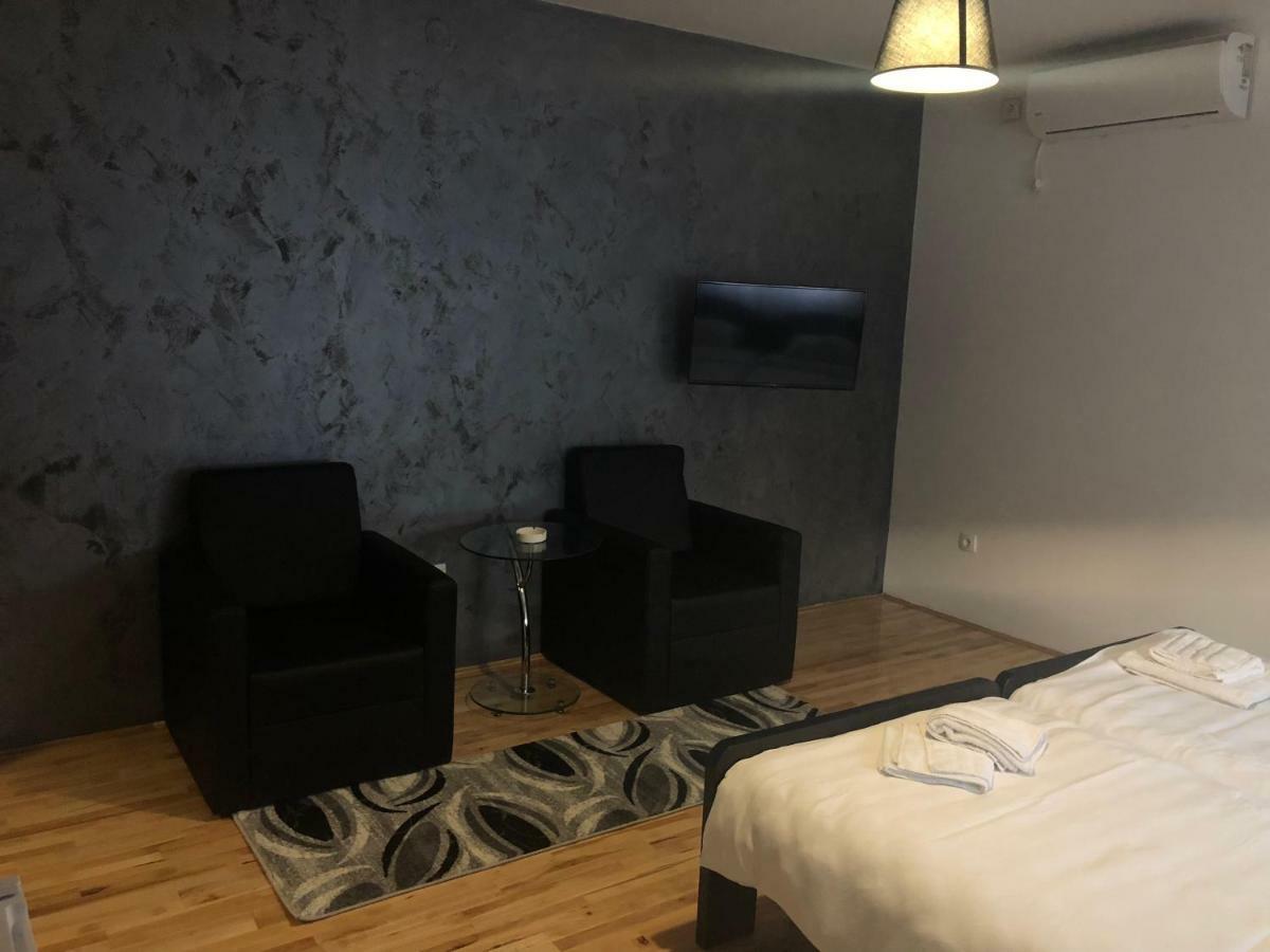 Airport Rest Apartments Belgrado Buitenkant foto