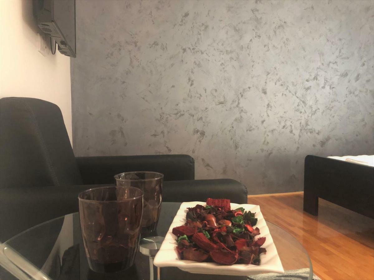 Airport Rest Apartments Belgrado Buitenkant foto